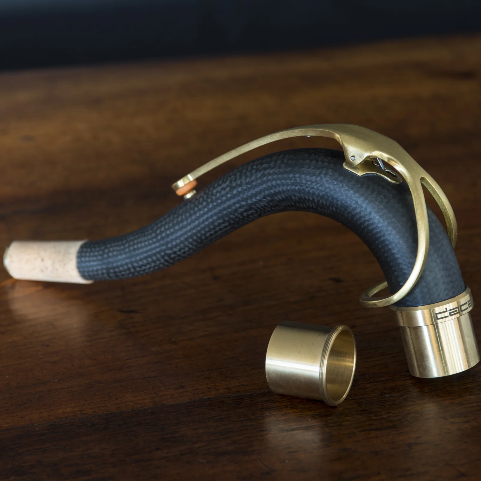 Ein daCarbo Carbon-S-Bogen fuer das Saxofon, daneben die Messinghuelse.